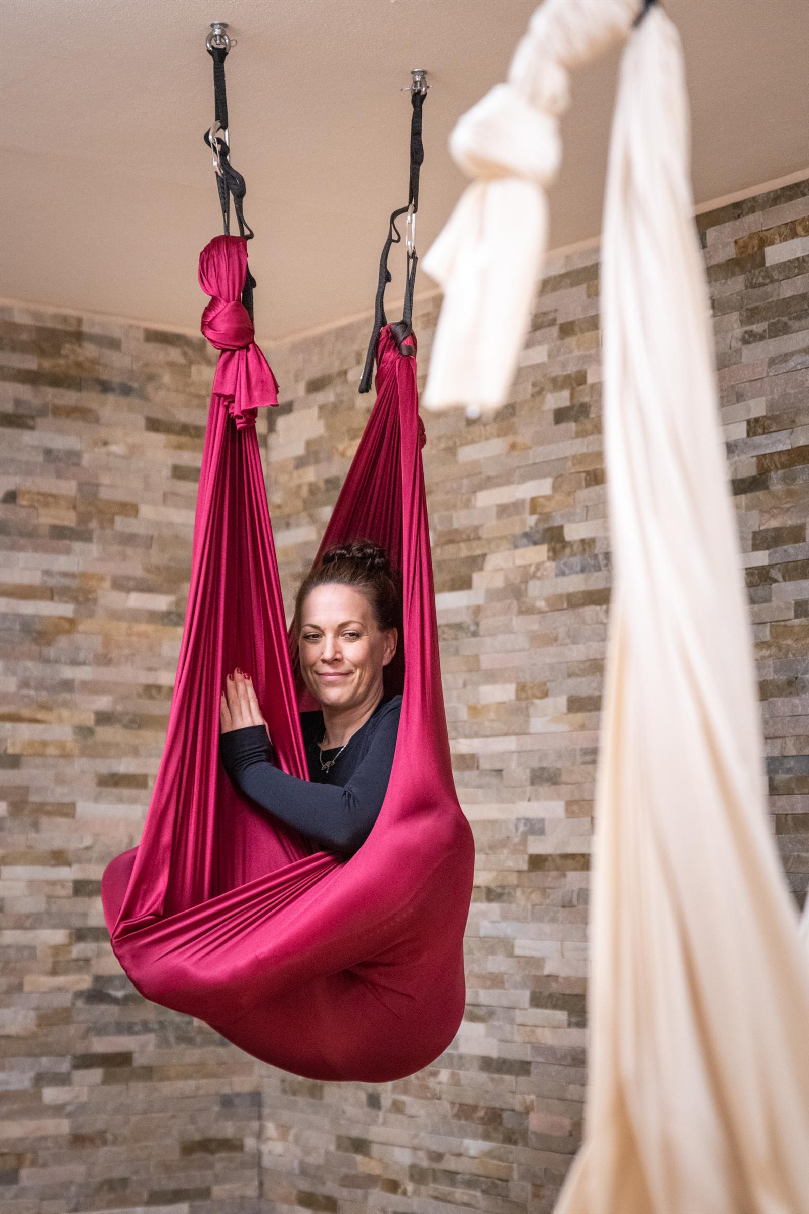 Nadine beim Aerial Yoga