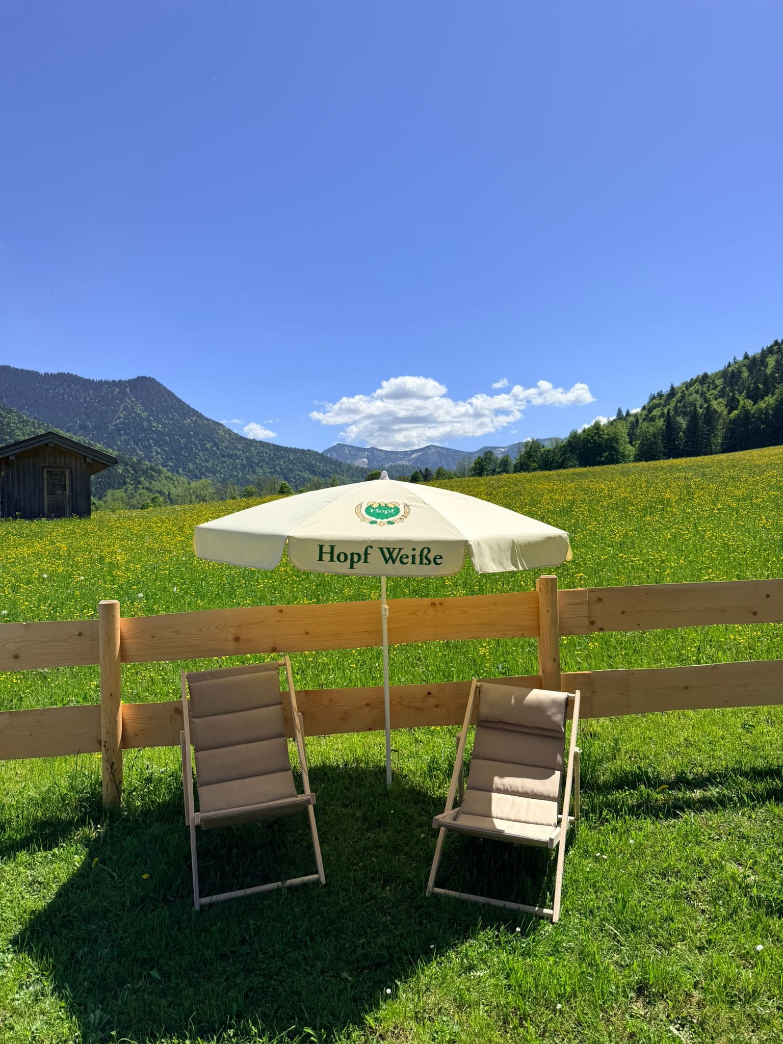 Liegestühle auf der Sonnenterrasse mit Bergpanorama