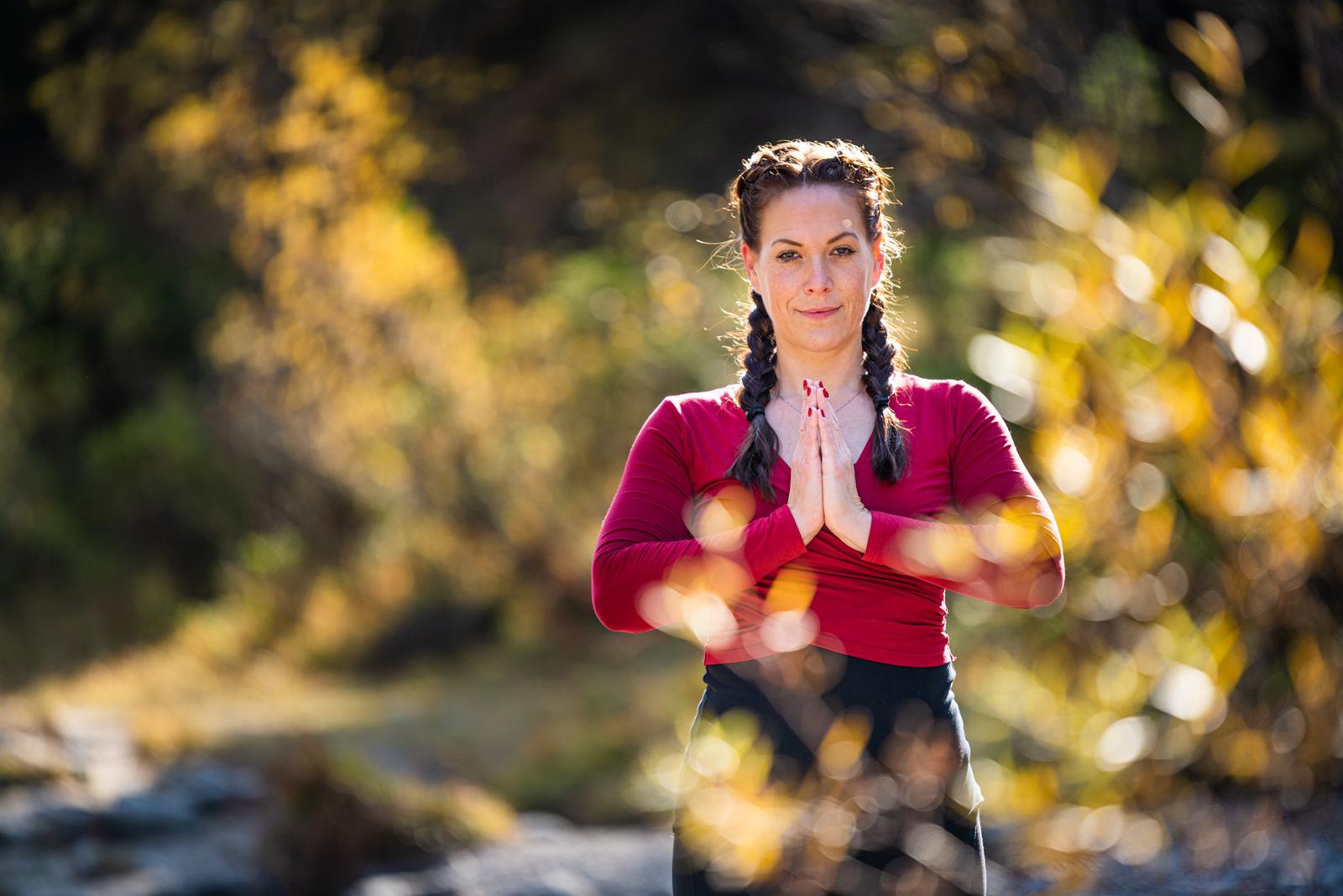 Nadine beim Yoga in der Natur